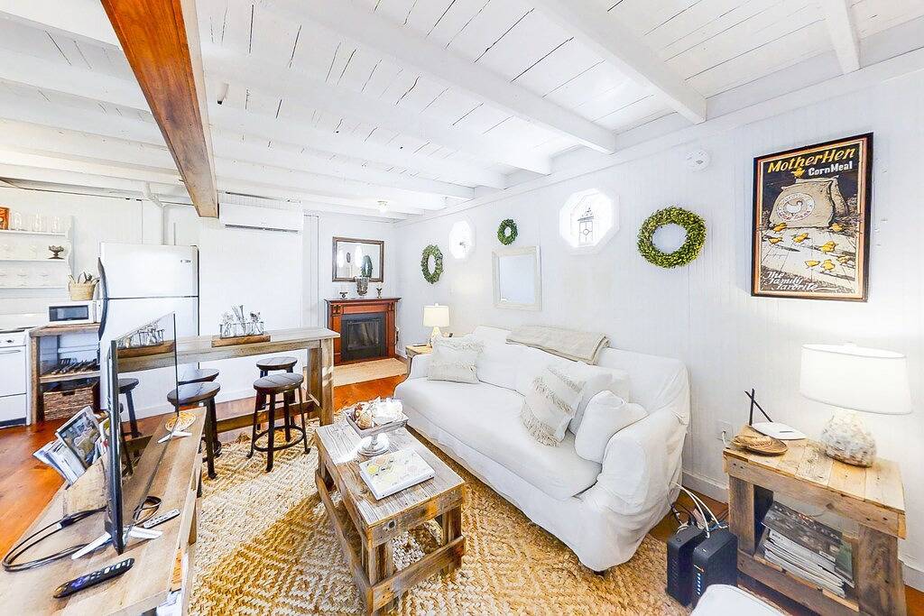 Iconic downtown retreat with firepit & fireplace- walk to Harbor Footbridge in Boothbay Harbor, Lincoln County (Maine)