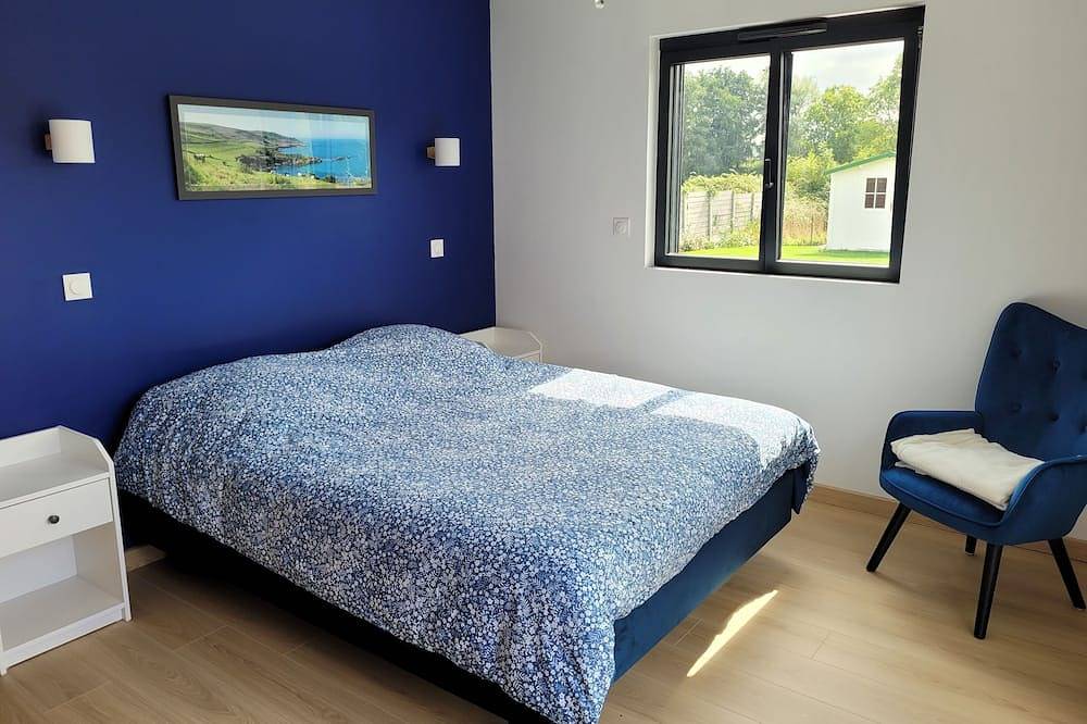 Bright new wooden house with enclosed garden 5 minutes from the beach in Gouville-sur-Mer, Coutances