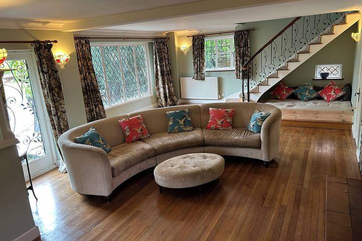 Barn for 8 people, with yard in London