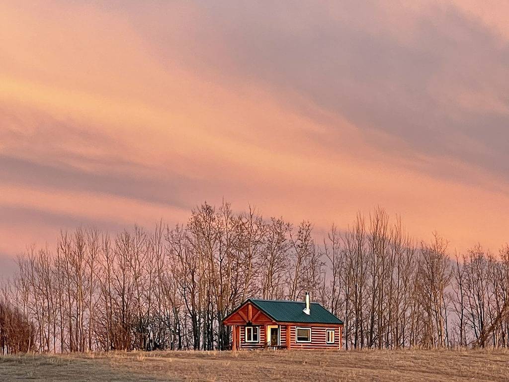 Whispering Winds Cabin - cozy double loft cabin in Alberta