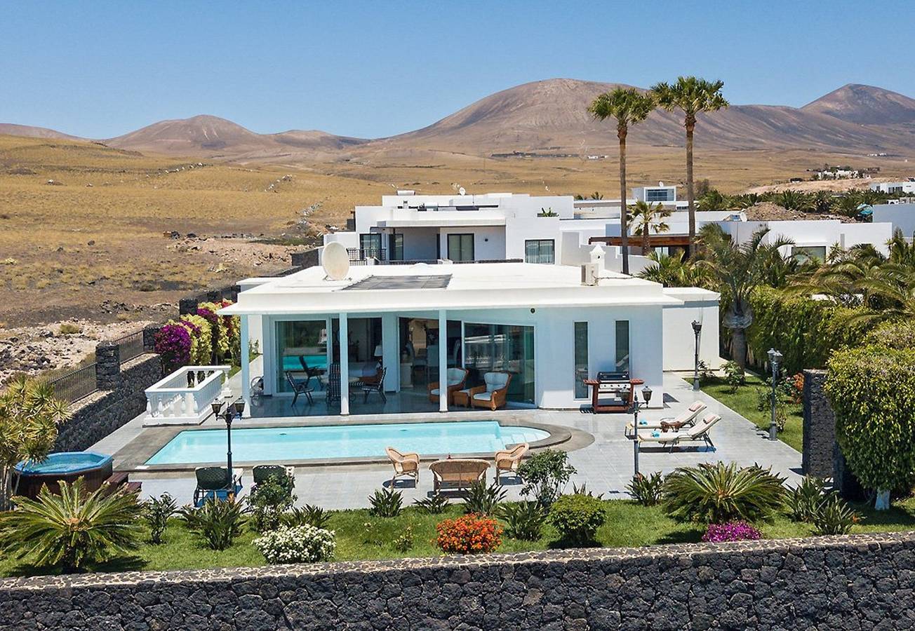 Bright and Spacious Puerto Calero Villa | 3 Bedrooms | Villa Viejo Dos | Private Pool & Wonderful Scenic Views | Lanzarote in Puerto Calero, Yaiza