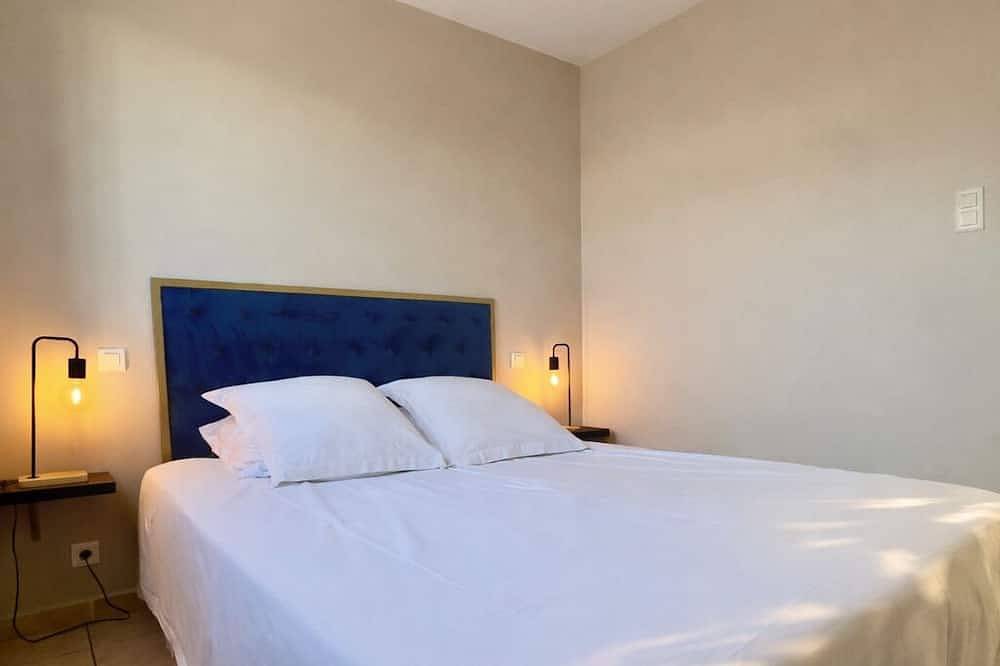 Charming villa for 4 people, private pool between sea and mountains in Aléria, Corte en omgeving