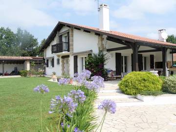 Location de vacances pour 10 personnes, avec jardin ainsi que piscine et vue à Ascain