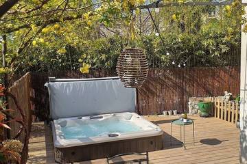 Location de vacances pour 5 personnes, avec jacuzzi ainsi que jardin et terrasse à Vézénobres