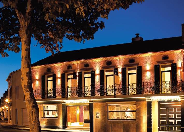 Hôtel pour 2 personnes, avec jardin ainsi que piscine et vue à Villeneuve-de-Marsan