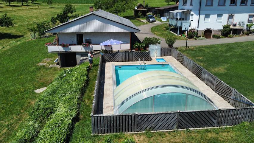 Gîte pour 4 personnes, avec piscine ainsi que balcon et jardin