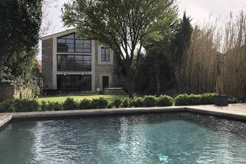 Gîte pour 8 personnes, avec jardin et jacuzzi à Névian