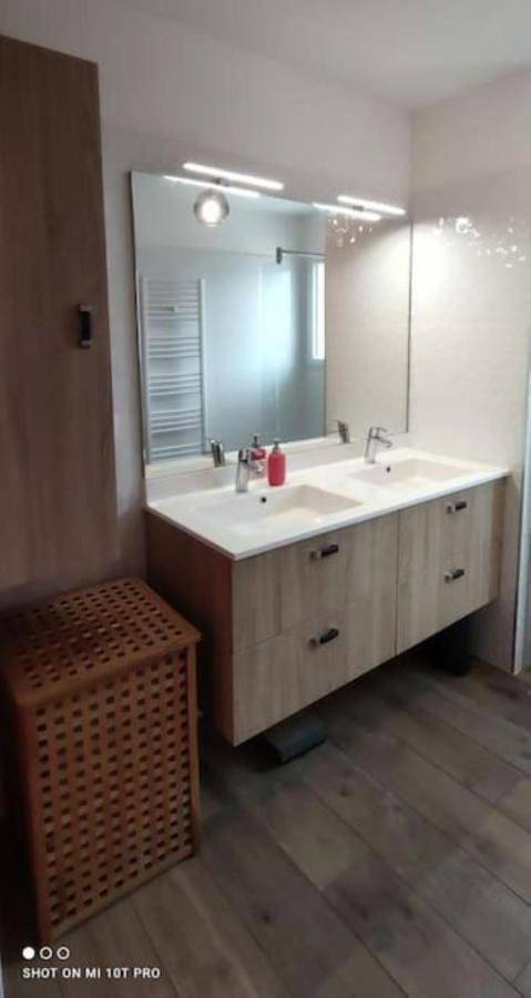 Location de vacances pour 6 personnes, avec piscine ainsi que vue et jardin à Vinezac - 3