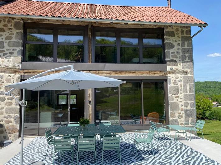Location de vacances pour 8 personnes, avec Terrasse et Jardin ainsi que Piscine et Vue à Jussac