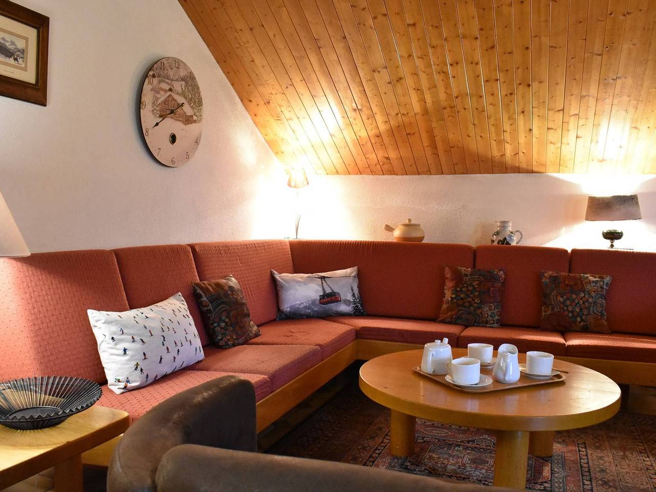 Entire apartment, Spacious 4-Room Mezzanine Apartment for 9 near Meribel Slopes in Les Allues, Les Trois Vallées