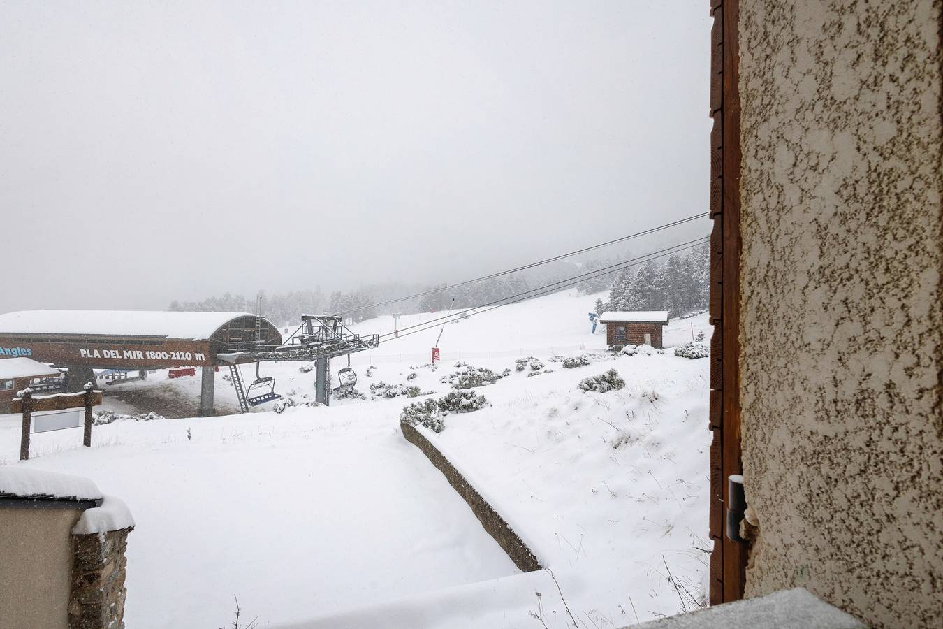 Apartamento entero, Apartamento 'Cerdagne' con vistas a la montaña, terraza compartida y Wi-Fi in Les Angles, Parque Natural Regional de los Pirineos Catalanes