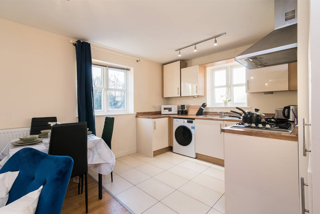 Entire vacation apartment, Apt - Sleeps 6 - Pets Ok - Parking in Derby, East Midlands