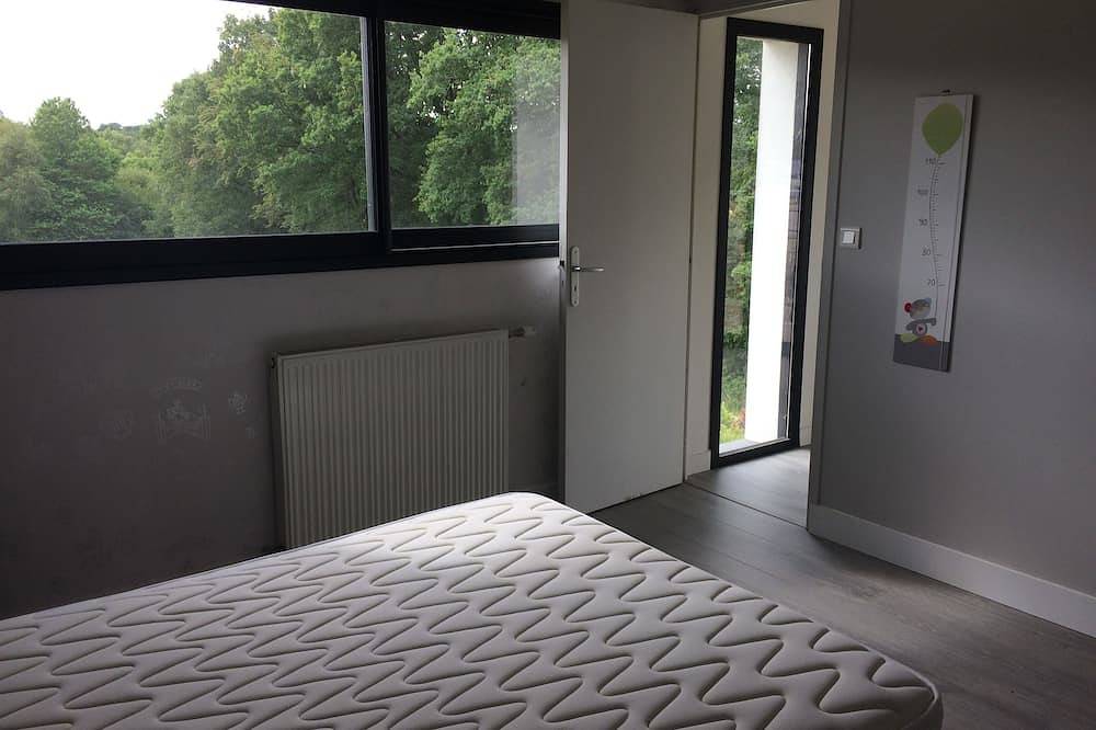 Contemporary house with swimming pool, jacuzzi and gym. in Locminé, Pontivy region