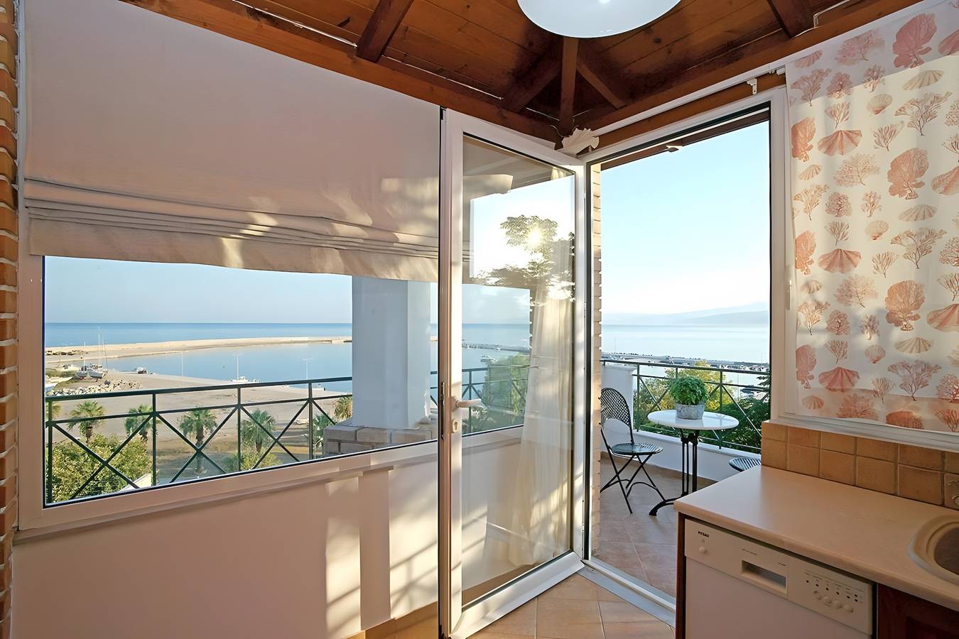 Ganze Wohnung, Apartment „A View From The Attic Window“ mit Meerblick, Wlan und Klimaanlage in Kyparissia, Golf von Kyparissia