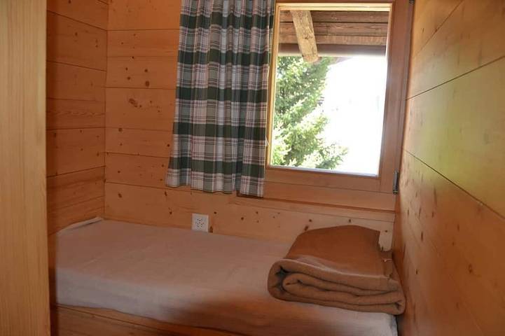 Aussen : Chalet nahe des Dorfzentrums, Terrasse und Balkon mit Gartenmöbeln, schöner Panoramablick, in Saint Luc, Anniviers