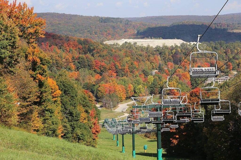 Ganze Wohnung, King Bed! 2B2B ground level near golf; fall leaf peeping! Well equipped kitchen! in Hidden Valley, Pennsylvania