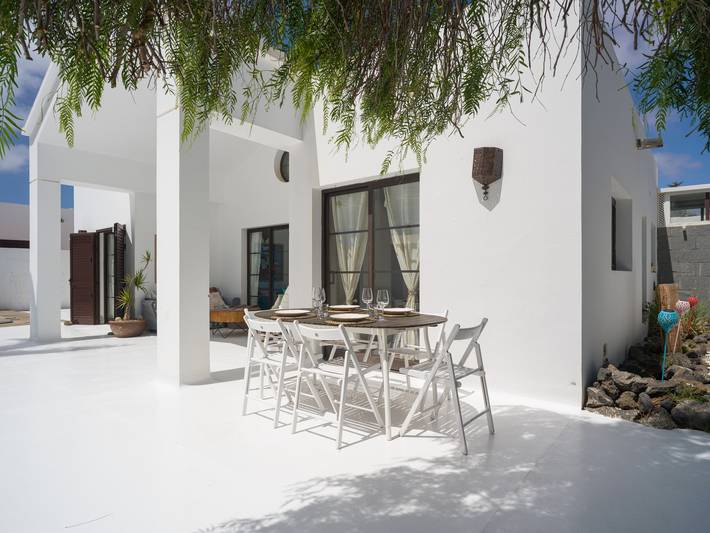 Villa Lola - Vipvipvillas in Playa Bastián, Teguise
