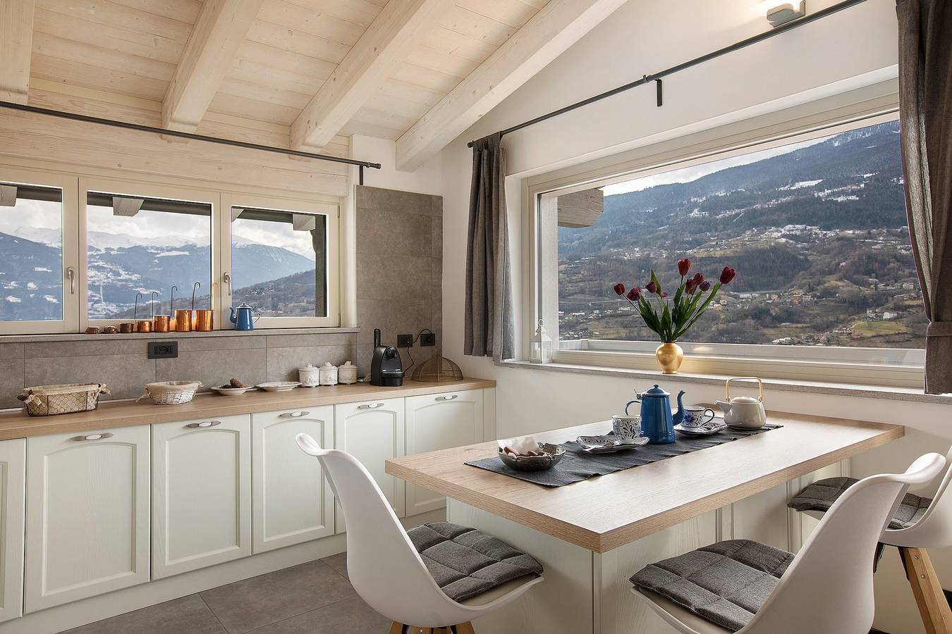 Entire apartment, Apartment 'Residence Soleluna - Loft Sirio' with Mountain View and Private Terrace in La Cretaz-Roisan, Comune di Roisan