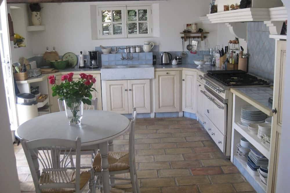 6: Wonderful old farmhouse 5 minutes from the medieval village of Seillans. in Seillans, Draguignan Region