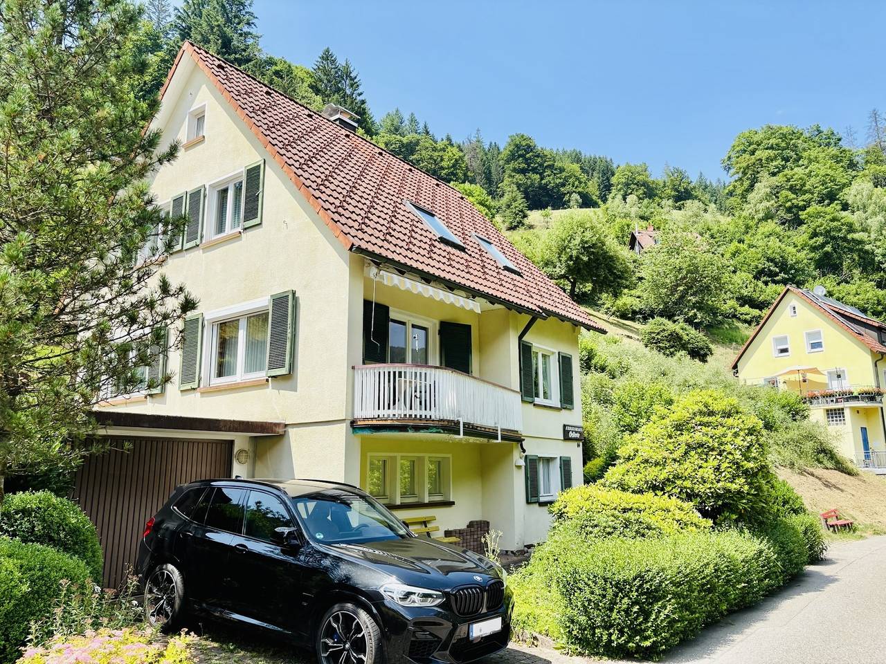 Ferienhaus Oesterle - Idyllisches Schwarzwaldhaus am Bach mit Terrasse & Balkon in Schönmünzach, Baiersbronn