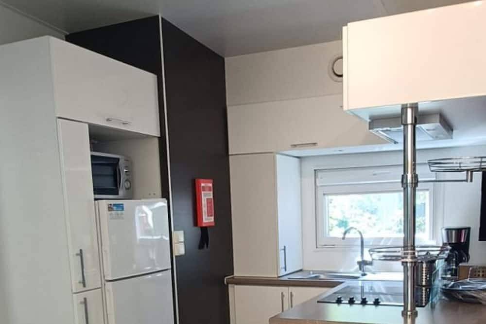 In Provence, Luberon Comfortable mobile home in a 4-star campsite in Cadenet, Parc naturel régional du Luberon
