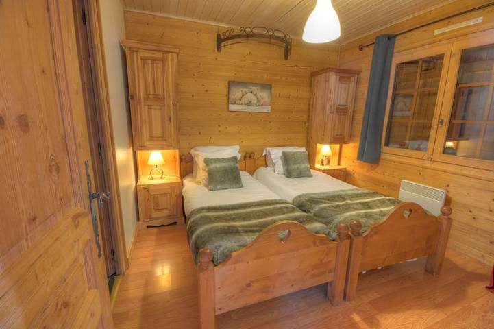 Charming quiet chalet, 8 bedrooms 8 bathrooms sauna walk to shops & gondola in Station de Morillon, Grand Massif