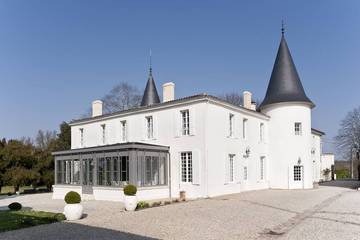 Gîte pour 13 personnes, avec balcon/terrasse et terrasse à Lignan-de-Bordeaux