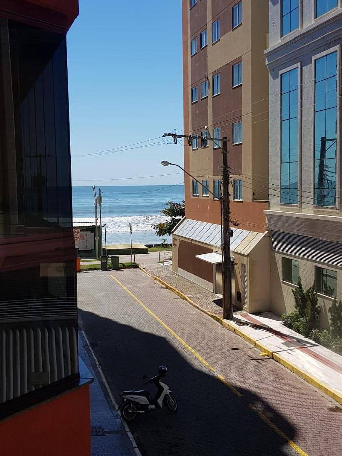 Casas e apartamentos de temporada para 10 pessoas, com terraço e vista em Meia Praia (SC)