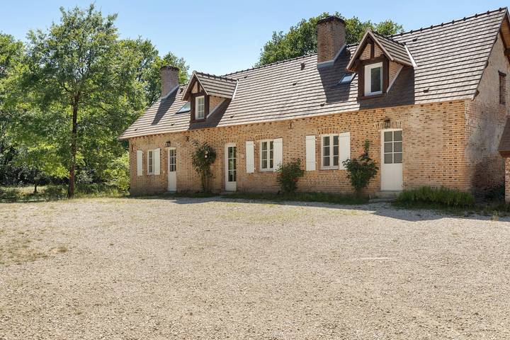 Vakantiehuis voor 22 personen, met uitzicht op het meer en tuin, kindvriendelijk in Centre-Val de Loire