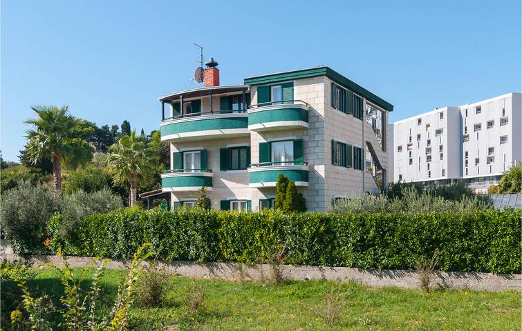 Encantador apartamento de 1 dormitorio con piscina, wifi y acceso a la playa a 400 metros in Split, Condado de Split-Dalmacia