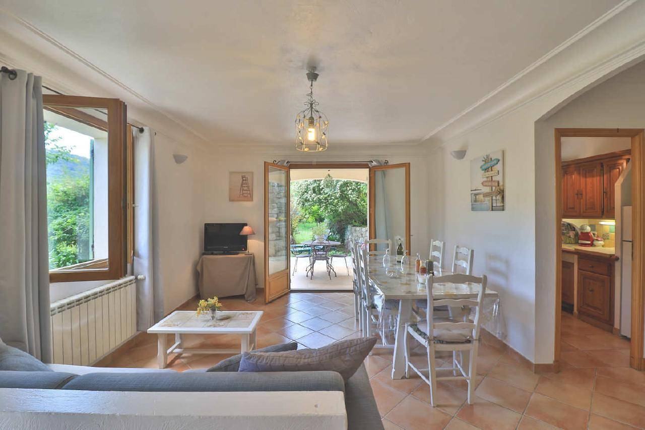 Appartamento intero, Appartamento con terrazza coperta e vista sulla montagna in Le Bar-sur-Loup, Cannes e dintorni