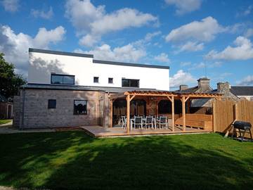 Gîte pour 15 personnes, avec jardin et terrasse à Peillac