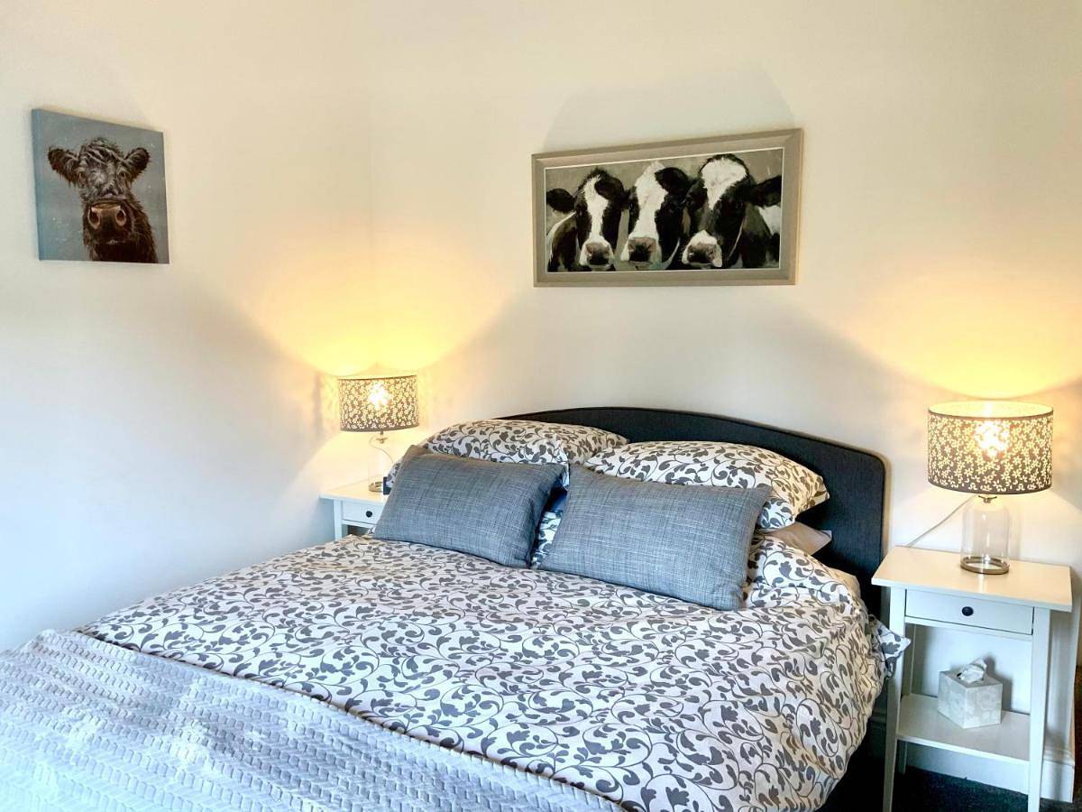 Quality Oak Barn with Hot Tub and Parking in Shalford, Guildford