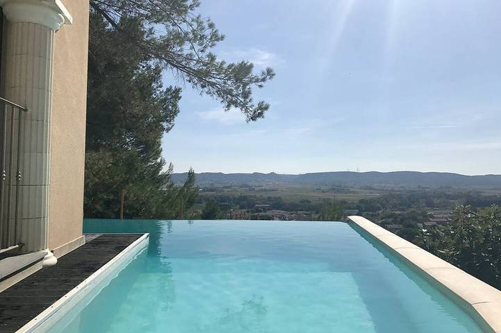 Location de vacances pour 6 personnes, avec balcon ainsi que jardin et jacuzzi à Laudun-l'Ardoise