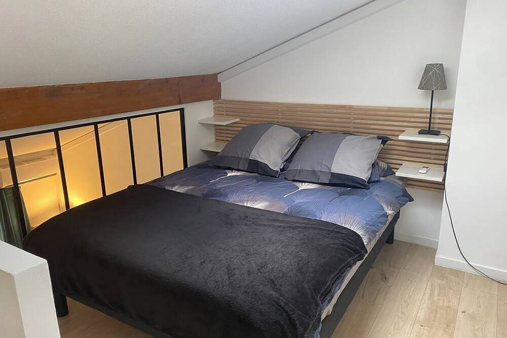 Le petit atelier in Provence with swimming pool and air conditioning in Eyguières, Region de Arles