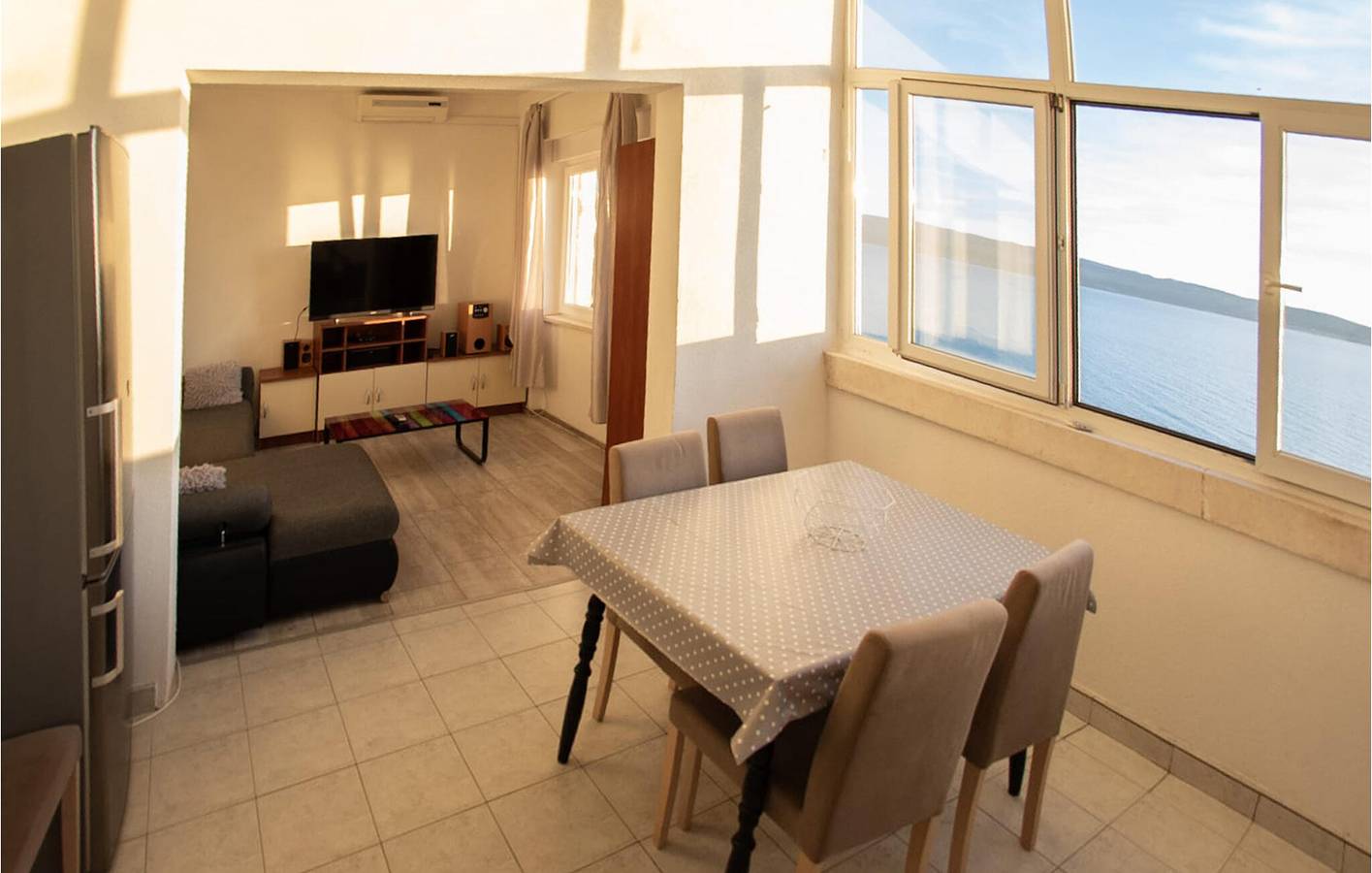 Ganze Ferienwohnung, Geräumiges Apartment mit Meerblick und Terrasse, 1,5 km vom Strand entfernt in Jesenice, Omis-Riviera