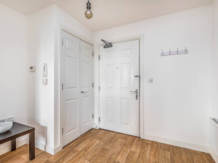 Entire apartment, Central Modern Flat with Parking - Pass the Keys in Chichester, West Sussex