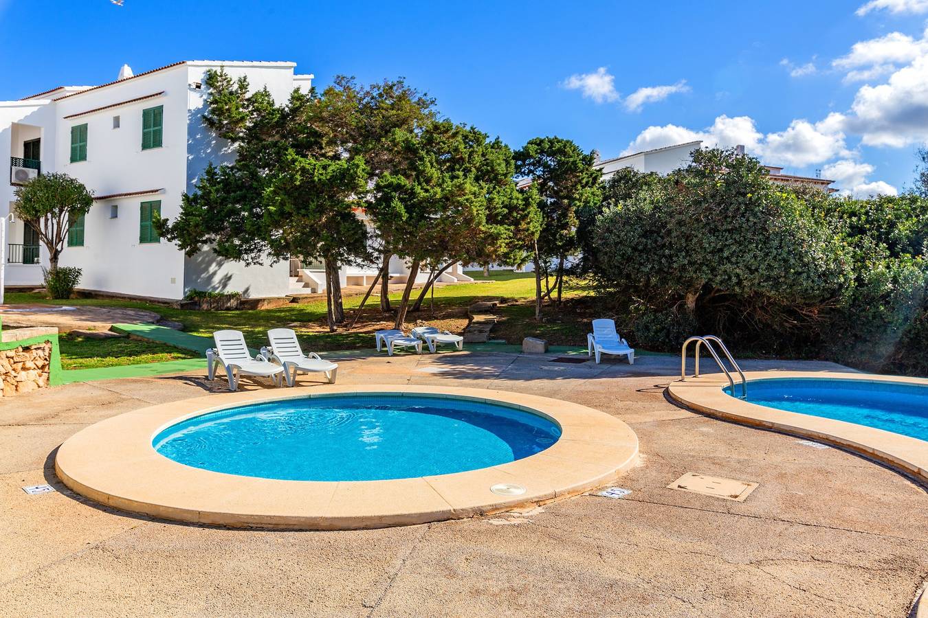 Appartement entier, Appartement "Biniforcat" avec piscine partagée, terrasse privée et Wi-Fi in Cala Blanes, Ciutadella