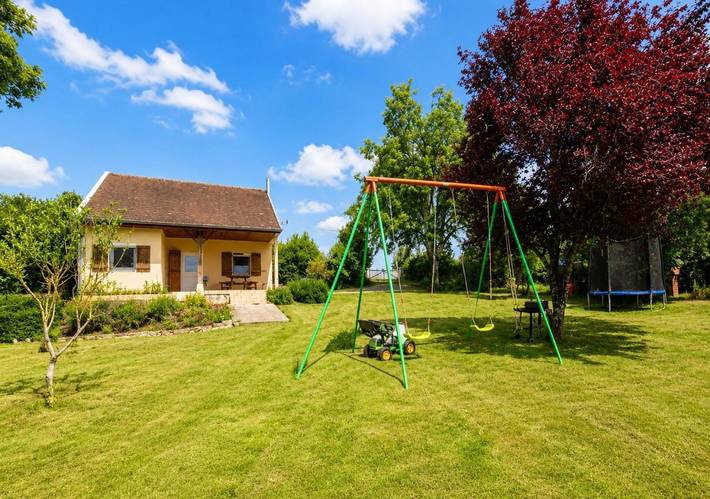 Location de vacances pour 8 personnes, avec Terrasse ainsi que Jardin et Vue à Aluze