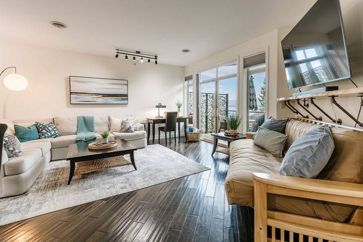 Vacation rental for 8 people, with pool and balcony as well as garden in West Kelowna