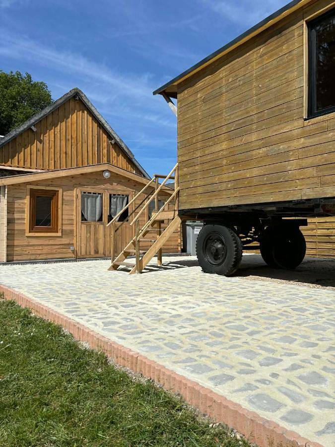 Tente pour 4 personnes, avec terrasse ainsi que vue et jardin dans Eure-et-Loir