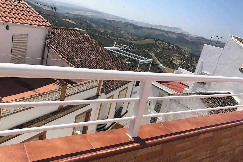 Quirky but stylish townhouse, heart of the old town, stunning views from terrace in Olvera, Pueblos Blancos