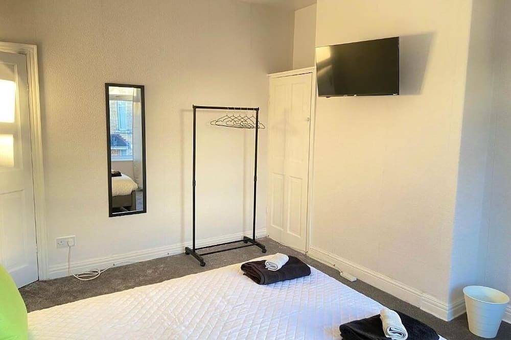 Kisobi Home Bedroom 1 in Kingston-upon-Hull, Yorkshire and the Humber