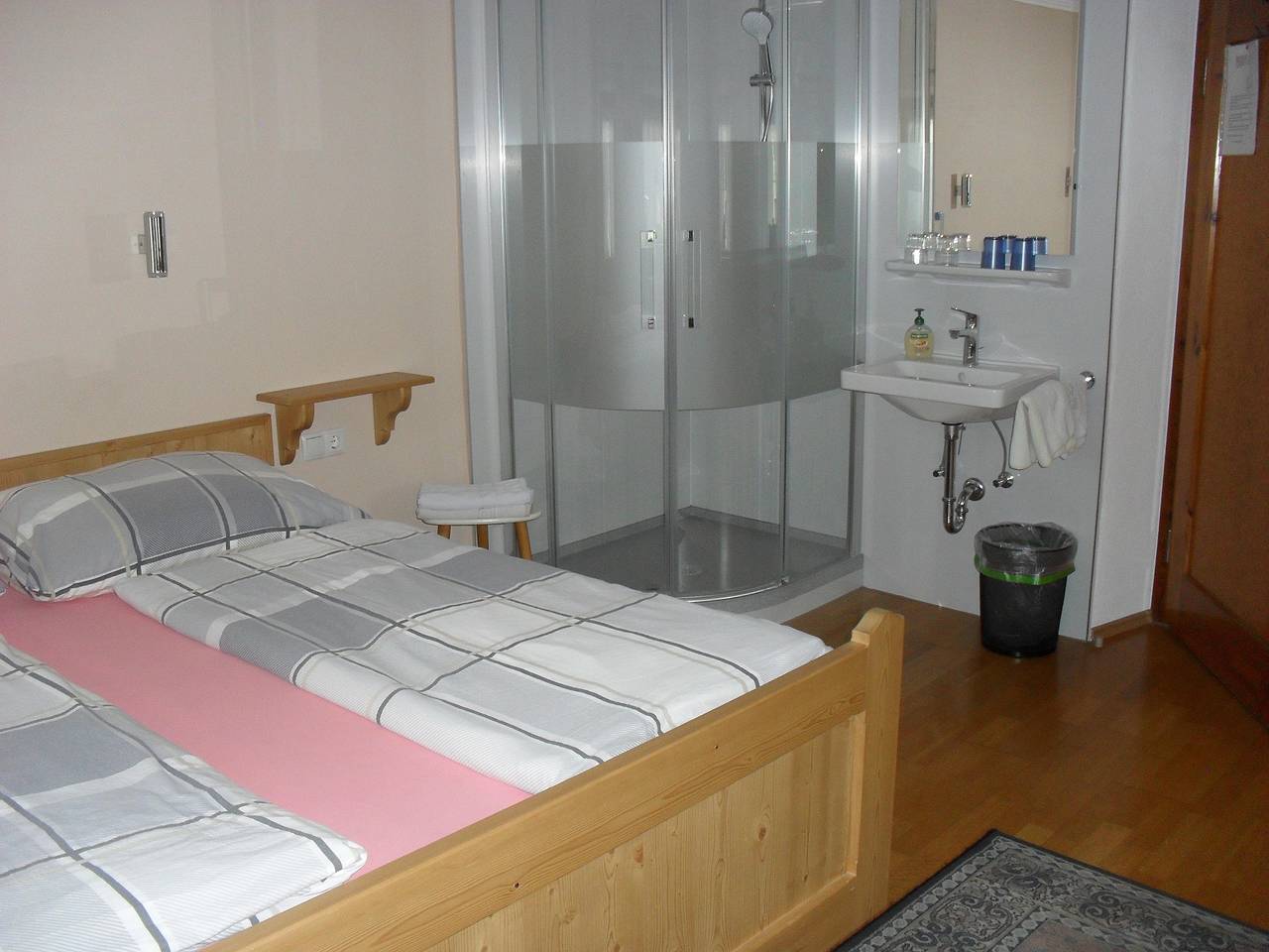 Vierbettzimmer mit Dusche in Achenkirch, Brandenberger Alpen