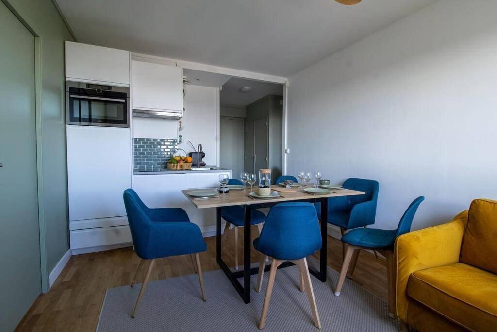 Appartement entier, Stunning Lyon View & Ac in All Rooms Renovated 2Br in Oullins, Lyon et ses environs