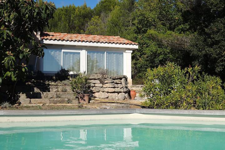 Gîte pour 2 personnes, avec terrasse ainsi que piscine et jardin - 1