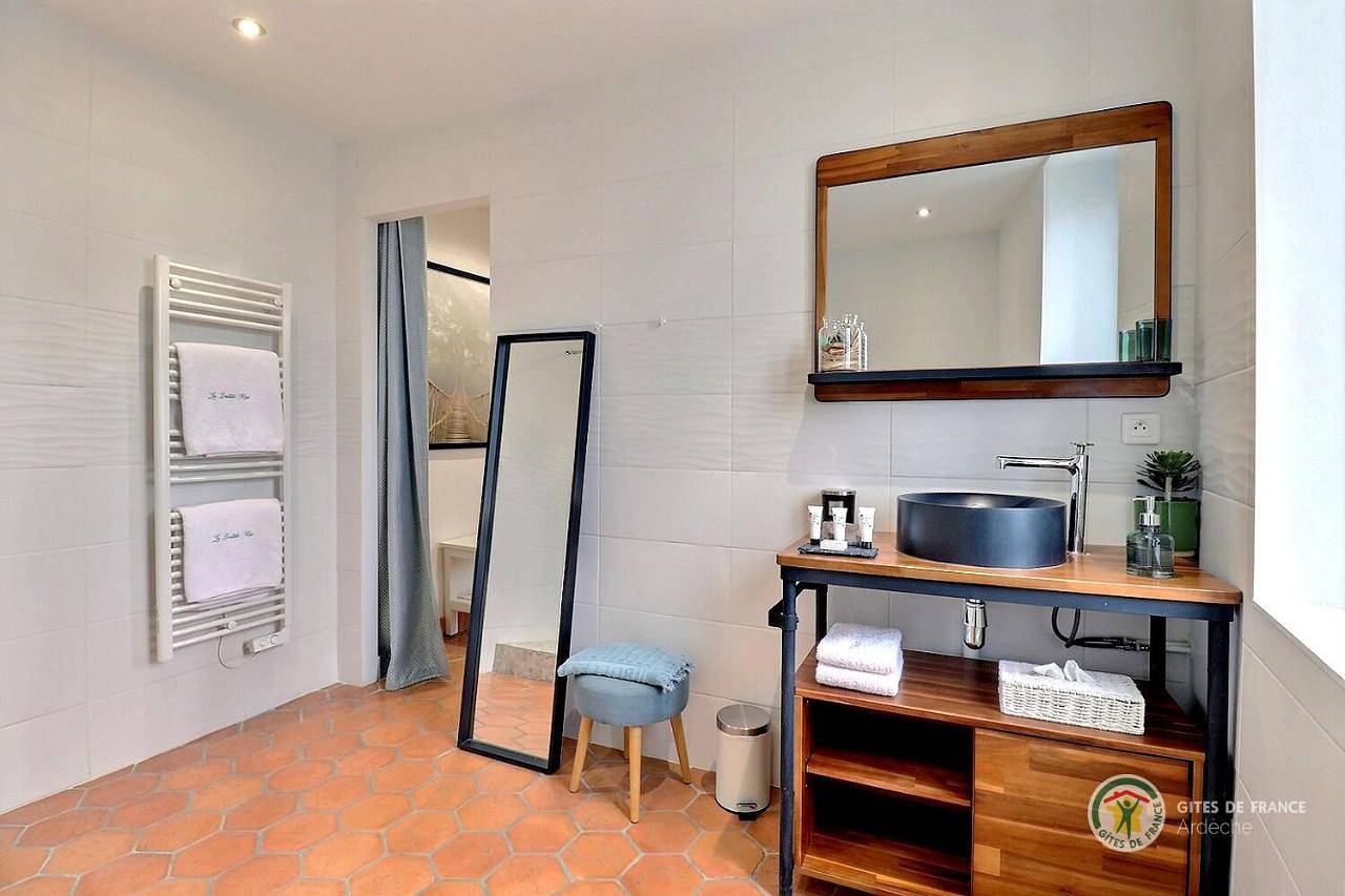 Double Room with Private Bathroom in Saint-Remèze, Privas (arrondissement)