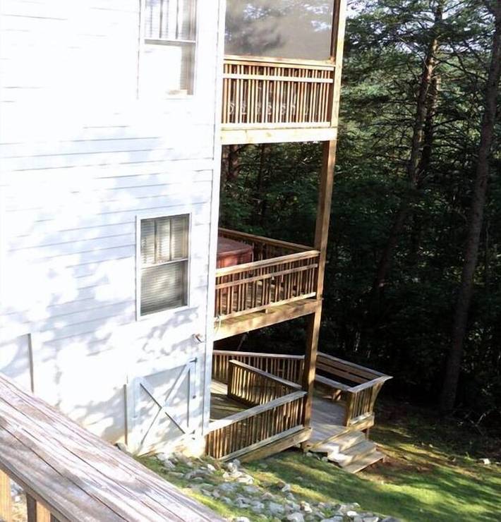 Vacation rental for 12 people, with hot tub and pool as well as balcony and yard in Helen