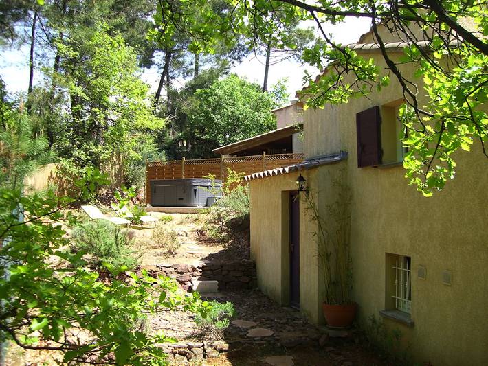 Gîte pour 2 personnes, avec jacuzzi ainsi que terrasse et jardin à Bédoin - 2