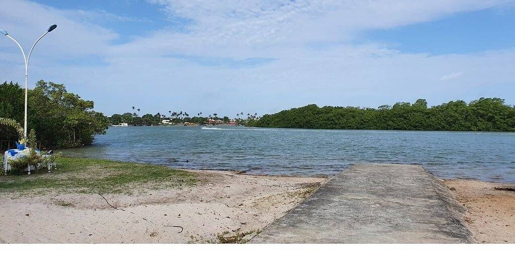 Sítio de 2000m2 com Campo de Futebol, Plantas Frutíferas e a 300m do Rio Jacuípe in Camaçari, Linha Verde
